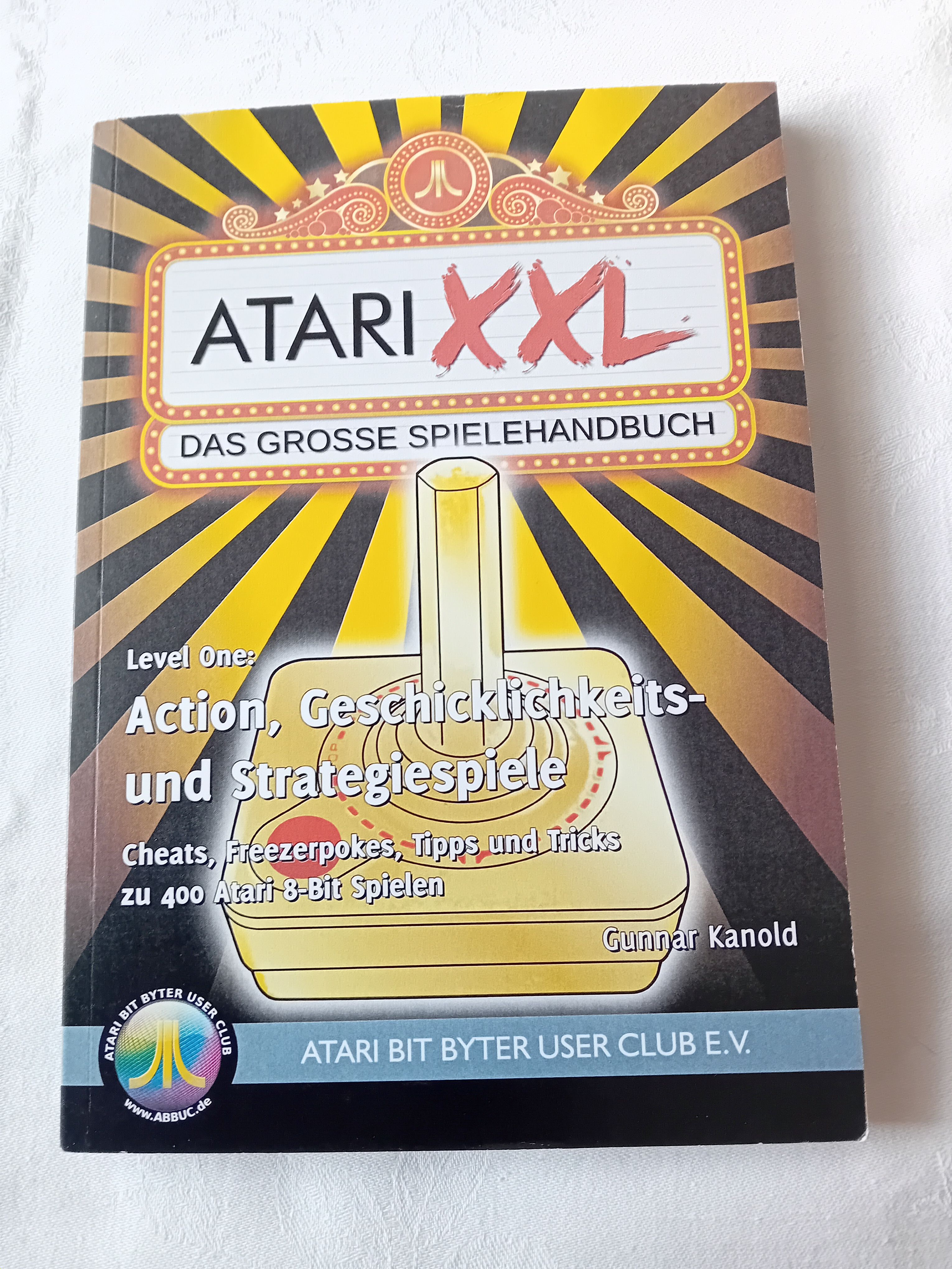 Buch Spielehandbuch.jpg Buch Spielehandbuch.jpg